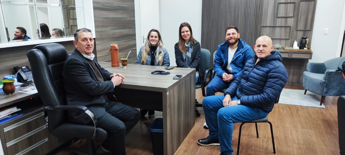 MUNICÍPIO DISCUTE SANEAMENTO BÁSICO E ABASTECIMENTO DE ÁGUA EM REUNIÃO NO GABINETE DO PREFEITO